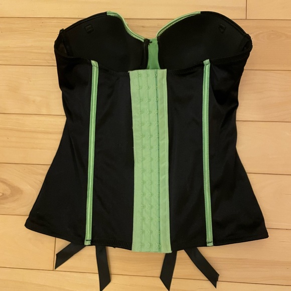 🎃 Adorable adjustable satin corsage with lace trim and ruffed details - Picture 2 of 6